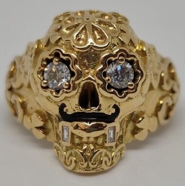 Bague chevalière Calavera en or jaune et diamants vue de face