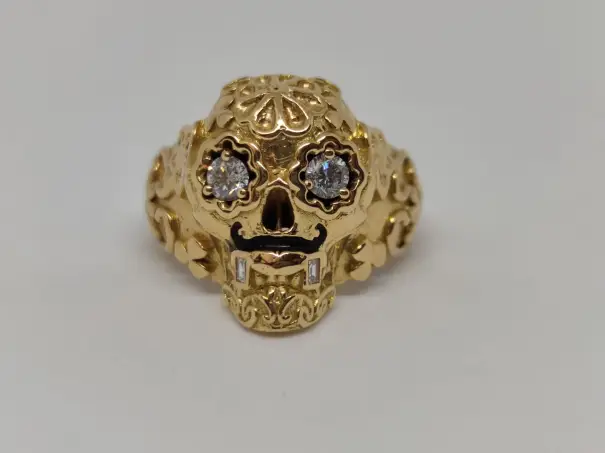 Bague chevalière Calavera en or jaune et diamants face droite