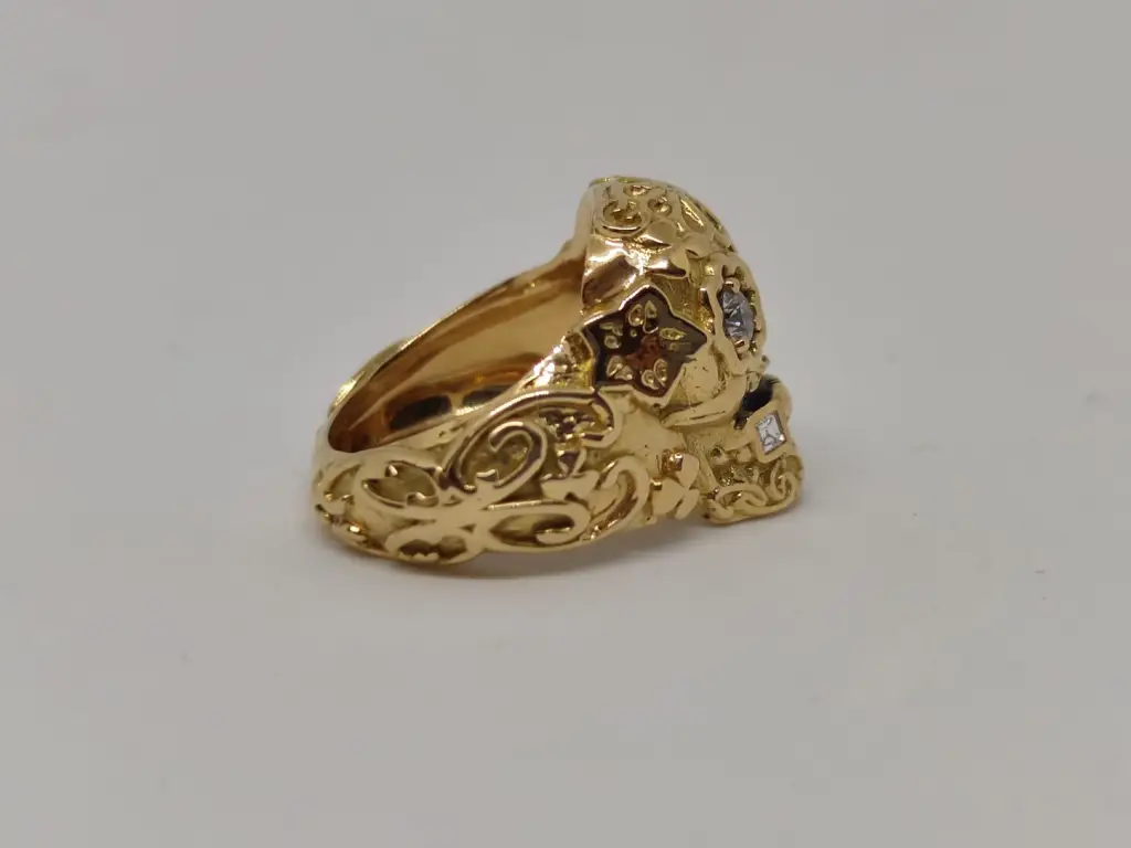Bague chevalière Calavera en or jaune et diamants face gauche